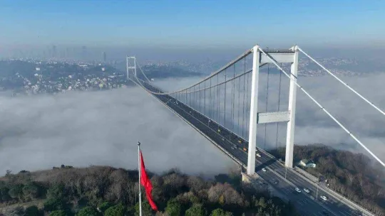 Fatih Sultan Mehmet Köprüsü'nden masalsı sis görüntüleri