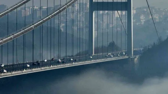 Fatih Sultan Mehmet Köprüsü'nden masalsı sis görüntüleri