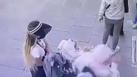 Fatih'te 2 kadın, tekerlekli sandalyedeki kadının çantasını çaldı