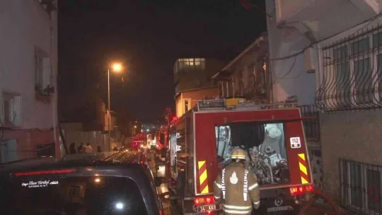 Fatih'te 3 katlı ahşap bina alev alev yandı