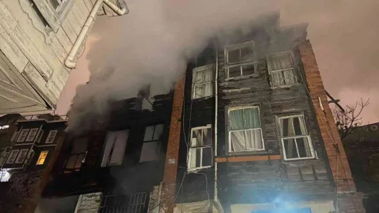 Fatih'te 3 katlı ahşap metruk bina alev alev yandı: Bodrum katında bulunan 2 köpeği itfaiye ekipleri kurtardı