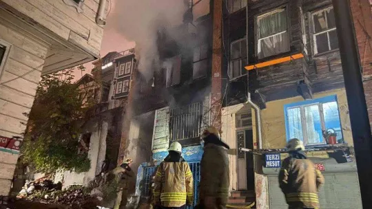 Fatih'te 3 katlı ahşap metruk bina alev alev yandı: Bodrum katında bulunan 2 köpeği itfaiye ekipleri kurtardı