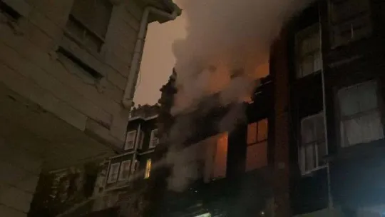 Fatih'te 3 katlı ahşap metruk bina alev alev yandı: Bodrum katında bulunan 2 köpeği itfaiye ekipleri kurtardı