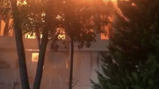 Fatih'te 3 katlı tarihi ahşap bina alev alev yandı