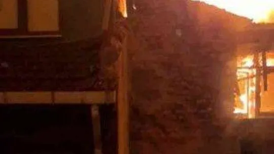 Fatih'te 4 katlı metruk bina alev alev yandı