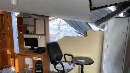 Fatih'te Avrupa Garajı'nın yıkımı sırasında bir ev hasar gördü