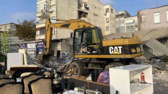 Fatih'te Avrupa Garajı'nın yıkımı sırasında bir ev hasar gördü