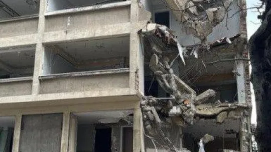 Fatih'te bina yıkımında tedbir almayan müteahhitte cezai işlem