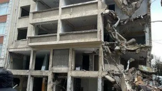 Fatih'te bina yıkımında tedbir almayan müteahhitte cezai işlem