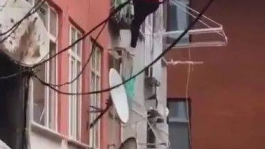 Fatih'te binaya 'Örümcek Adam' gibi tırmanan şüpheli kamerada