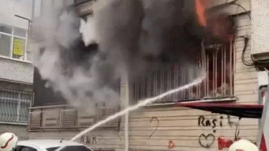 Fatih'te bir daire alev alev yandı