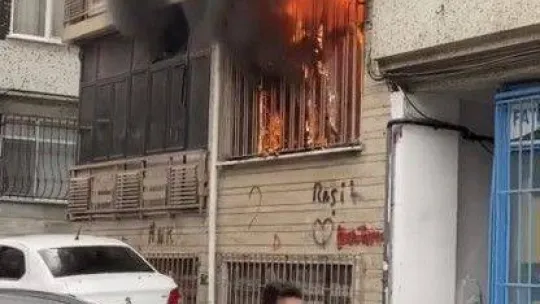 Fatih'te bir daire alev alev yandı