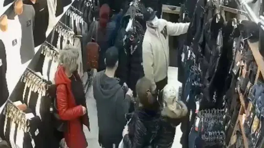 Fatih'te çocuğa hırsızlık yaptırdılar: O anlar güvenlik kamerasında