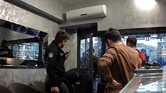 Fatih'te koltuk değnekli şüphelinin meyve bıçağıyla soygun girişimi kamerada