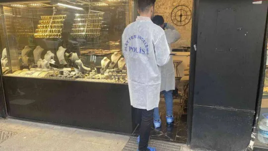 Fatih'te koltuk değnekli şüphelinin meyve bıçağıyla soygun girişimi kamerada