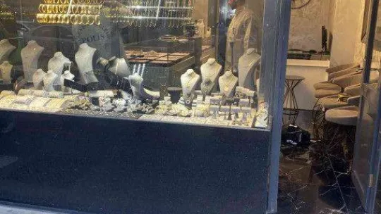 Fatih'te koltuk değnekli şüphelinin meyve bıçağıyla soygun girişimi kamerada