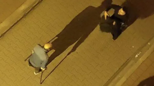 Fatih'te sokak ortasında koltuk değnekli kavga