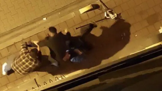 Fatih'te sokak ortasında koltuk değnekli kavga