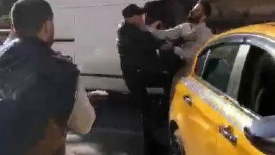 Fatih'te taksici ve yolcu arasında tekmeli yumruklu kavga kameraya yansıdı