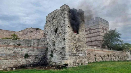 Fatih'te tarihi surlardaki kule alev alev yandı