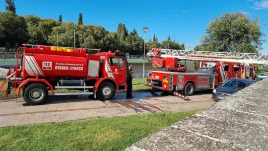 Fatih'te tarihi surlardaki kule alev alev yandı