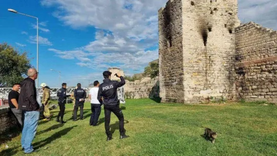 Fatih'te tarihi surlardaki kule alev alev yandı