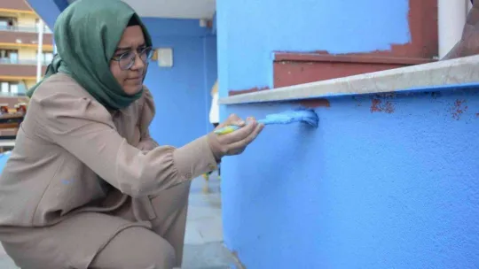 Fedakar öğretmenler ellerine fırçaları alarak okulu boyadı