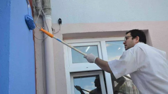 Fedakar öğretmenler ellerine fırçaları alarak okulu boyadı