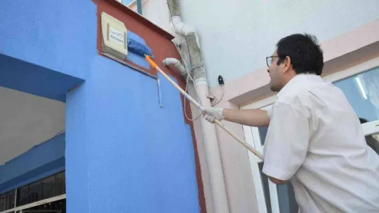 Fedakar öğretmenler ellerine fırçaları alarak okulu boyadı