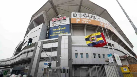Fenerbahçe ve Beşiktaş, stat ve tesislerinin bayraklarını yarıya indirdi