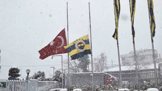 Fenerbahçe ve Beşiktaş, stat ve tesislerinin bayraklarını yarıya indirdi