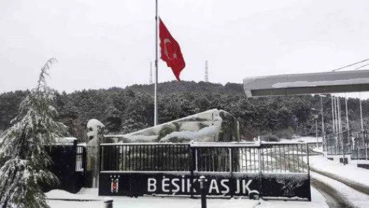 Fenerbahçe ve Beşiktaş, stat ve tesislerinin bayraklarını yarıya indirdi