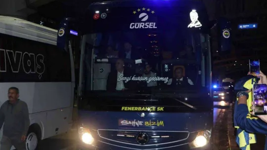 Fenerbahçe'yi Esenboğa Havalimanı'nda taraftarı karşıladı