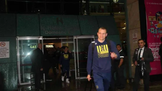 Fenerbahçe'yi Esenboğa Havalimanı'nda taraftarı karşıladı