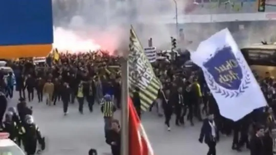 Fenerbahçeli taraftarlar TFF'yi protesto için Riva'ya akın etti