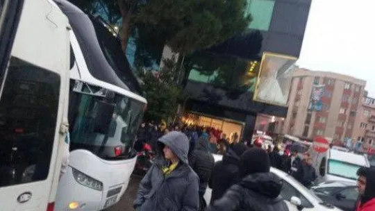Fenerbahçeli taraftarlar TFF'yi protesto için Riva'ya akın etti