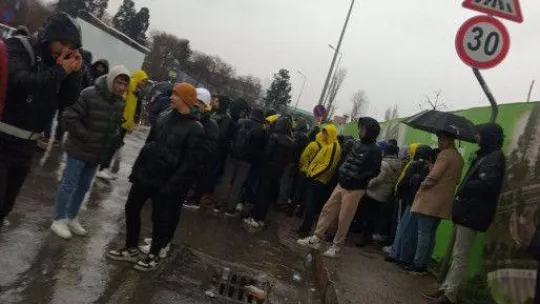 Fenerbahçeli taraftarlar TFF'yi protesto için Riva'ya akın etti
