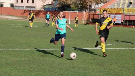 Filibe ve Edirne'nin kadın futbolcuları kıyasıya mücadele etti