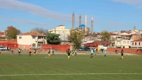 Filibe ve Edirne'nin kadın futbolcuları kıyasıya mücadele etti