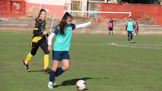 Filibe ve Edirne'nin kadın futbolcuları kıyasıya mücadele etti