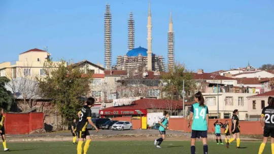 Filibe ve Edirne'nin kadın futbolcuları kıyasıya mücadele etti