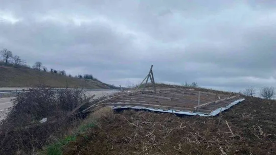 Fırtına etkili oldu çatı uçtu