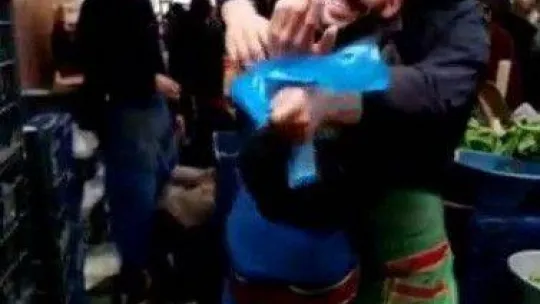 Fırtınada çadırını bağlarken uçma tehlikesi yaşayan pazarcıyı arkadaşı bacağından tutarak kurtardı