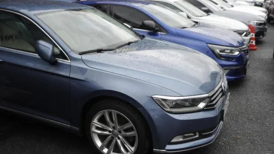 Fiyatlar düştü ancak vatandaşlar bayilerde otomobil bulamıyor