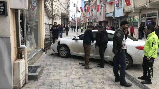 Fren yerine gaza bastı, 2 kişiyi duvara sıkıştırdı