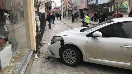Fren yerine gaza bastı, 2 kişiyi duvara sıkıştırdı