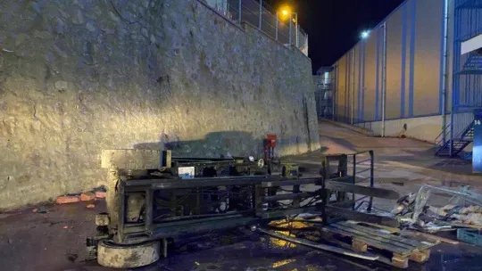 Freni boşalan forkliftle 6 metre yüksekten düştü