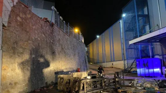 Freni boşalan forkliftle 6 metre yüksekten düştü