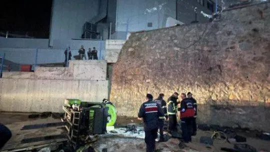 Freni boşalan forkliftle 6 metre yüksekten düştü