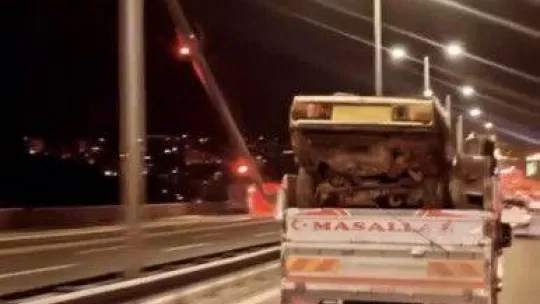 FSM Köprüsü'nde ilginç anlar: Kamyonetin kasasında araba taşıdılar
